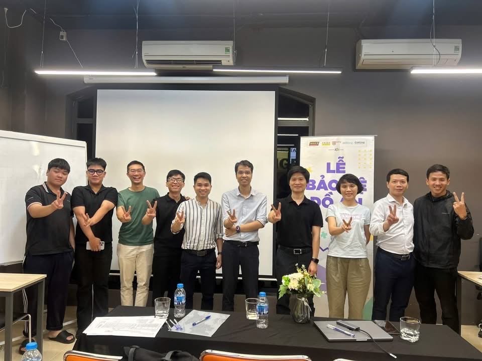 Tập thể lớp I2512E cùng thầy Nguyễn Duy Hoàng tại buổi bảo vệ đồ án