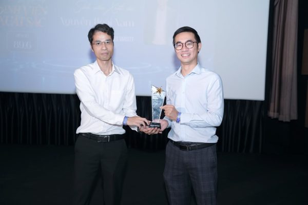 Nguyễn Hoài Nam và giảng viên Nguyễn Duy Hoàng